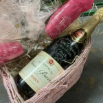 coffret garni avec 2 flutes et gravure sur bouteille